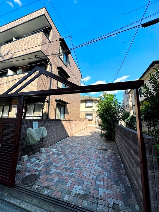 物件外観写真4　(エントランス部分)