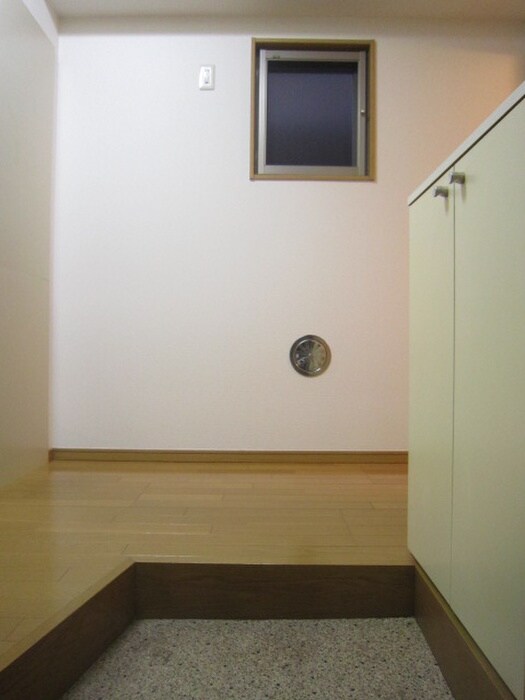 物件内観写真4　(玄関)