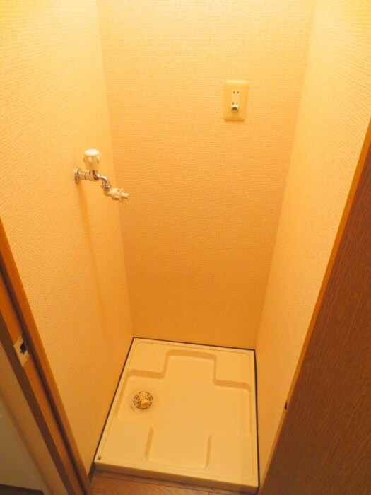 物件内観写真12　(洗濯機置場)