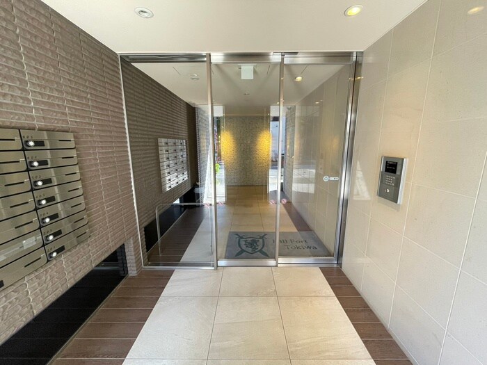 物件外観写真2　(エントランス部分)