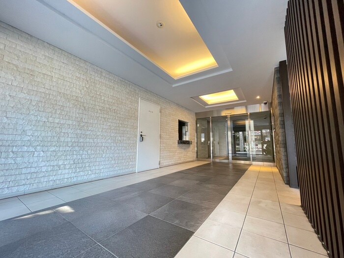 物件外観写真2　(エントランス部分)