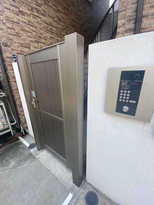 物件外観写真4　(エントランス部分)