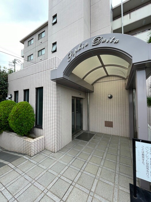 物件外観写真2　(エントランス部分)