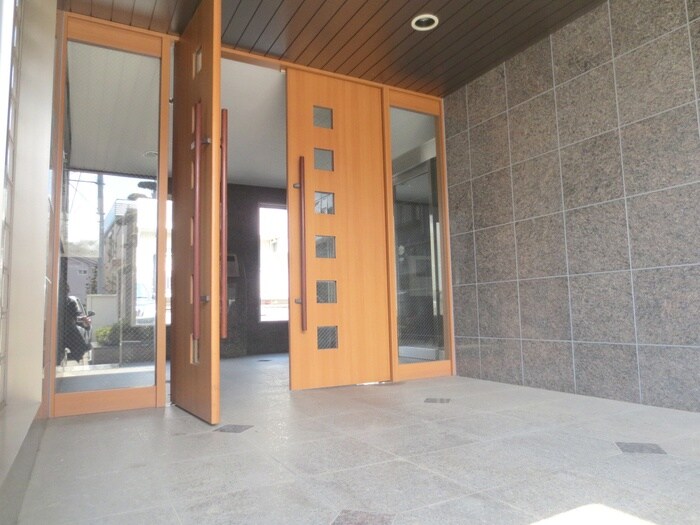 物件外観写真2　(エントランス部分)