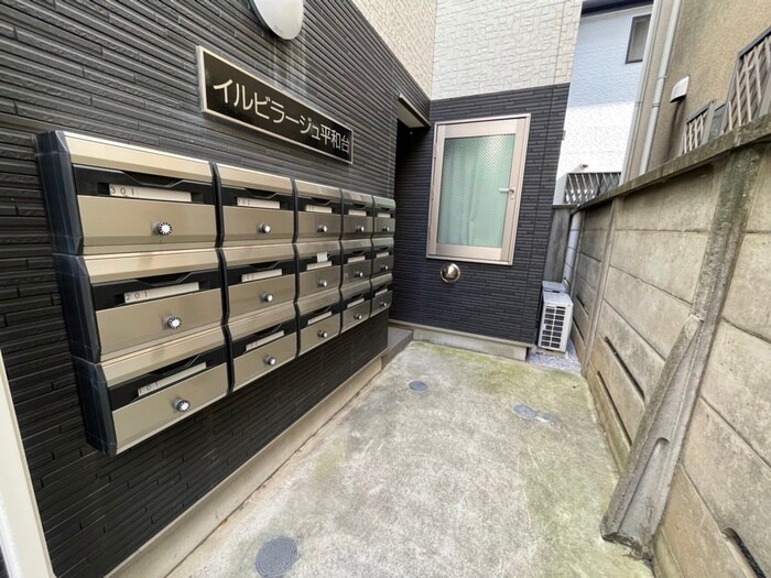 物件外観写真2　(エントランス部分)