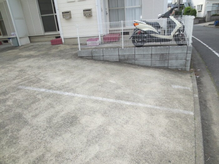 物件外観写真4　(駐車場)