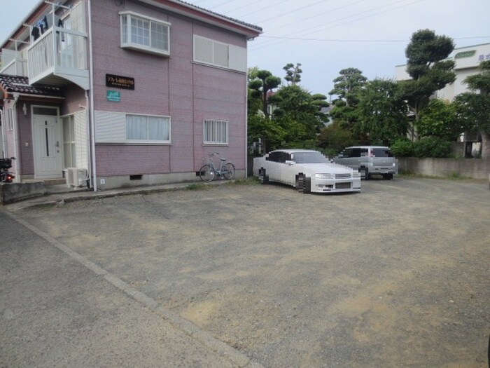 物件外観写真4　(駐車場)