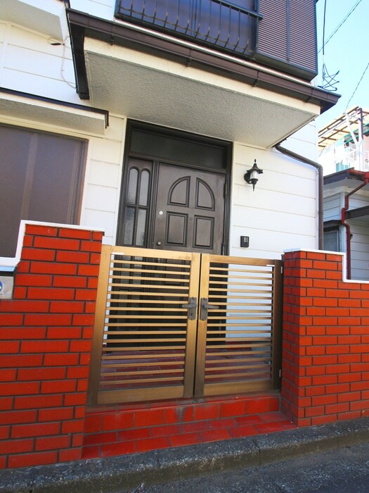 物件外観写真5　(エントランス部分)