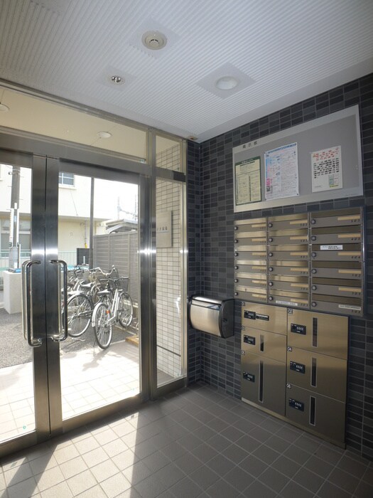 物件外観写真5　(エントランス部分)