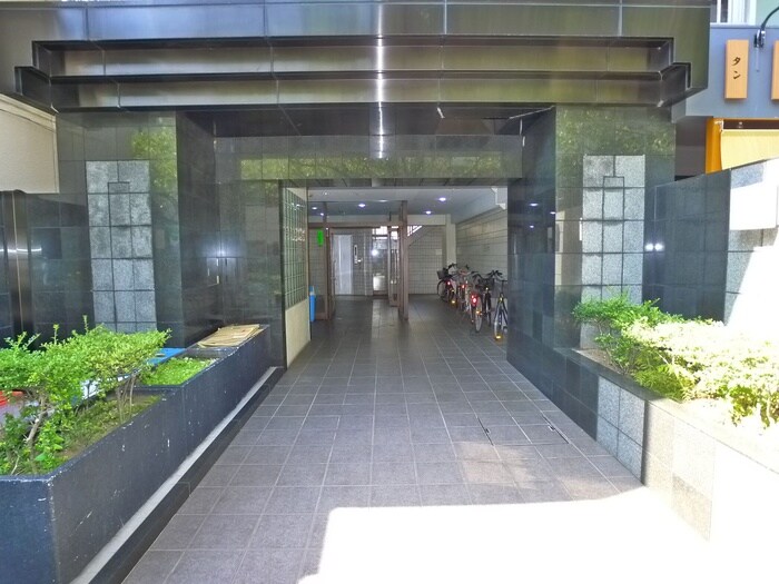 物件外観写真2　(エントランス部分)