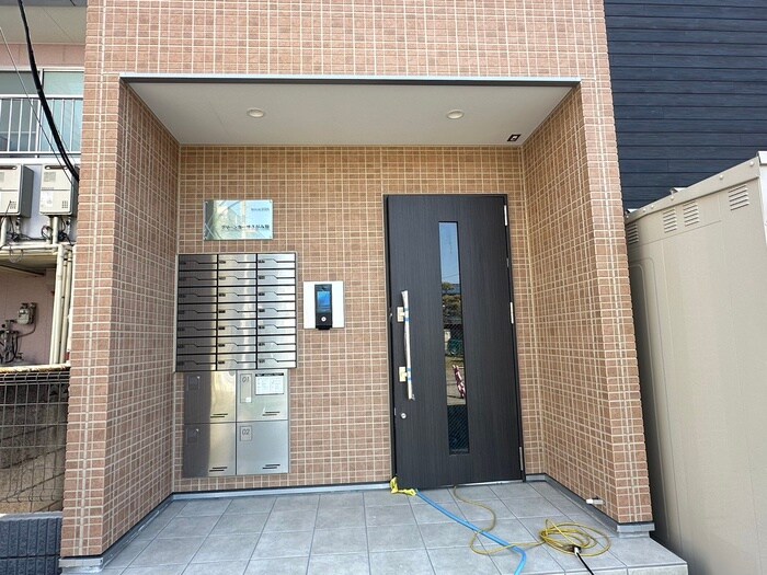 物件外観写真3　(エントランス部分)