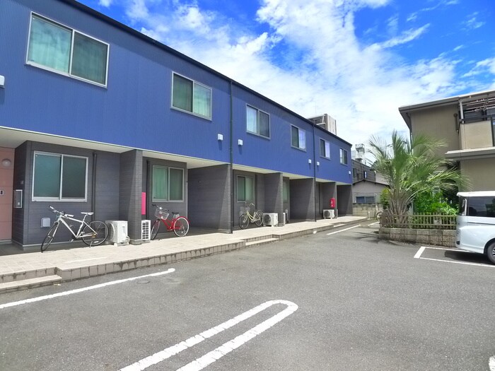 物件外観写真2　(駐車場)