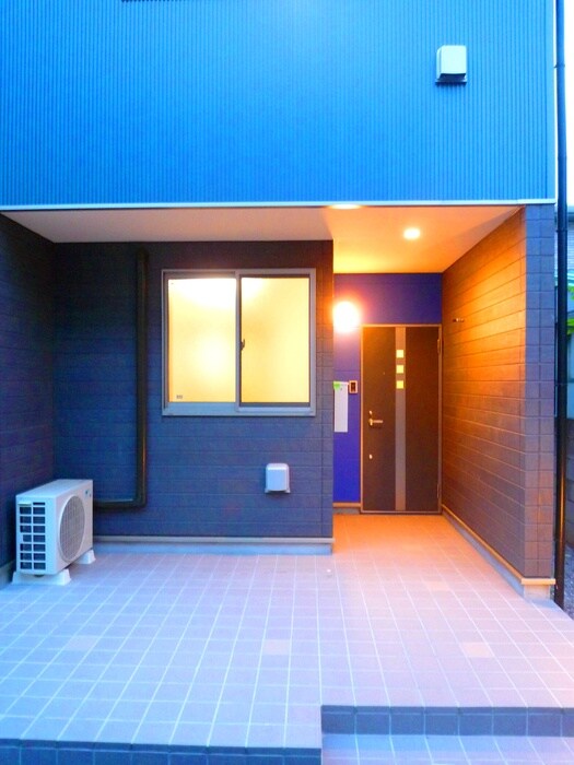 物件外観写真3　(エントランス部分)