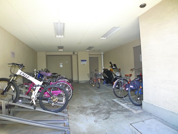 物件外観写真4　(駐輪場)