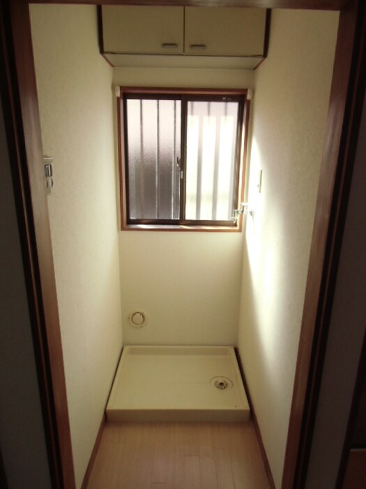 物件内観写真6　(洗濯機置場)