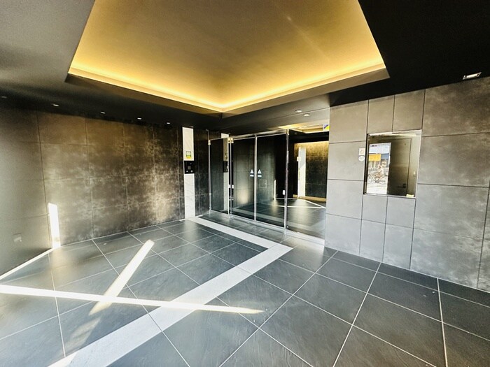 物件外観写真2　(エントランス部分)