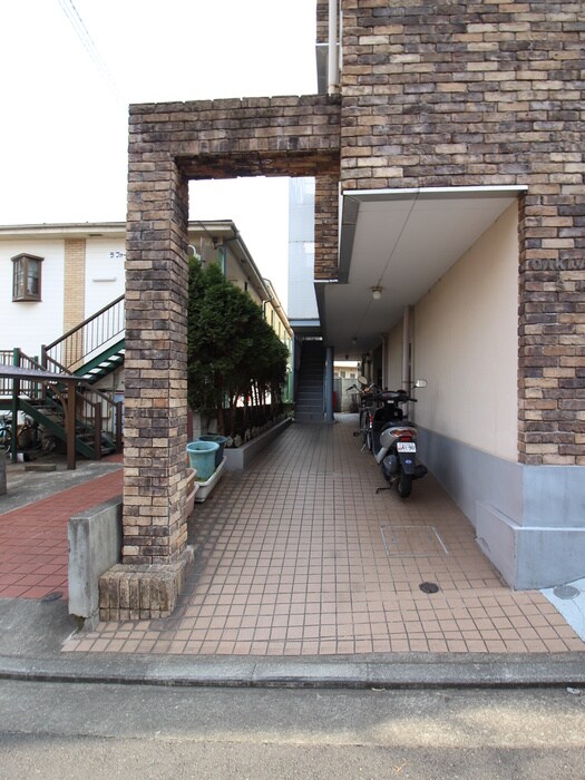 物件外観写真4　(エントランス部分)