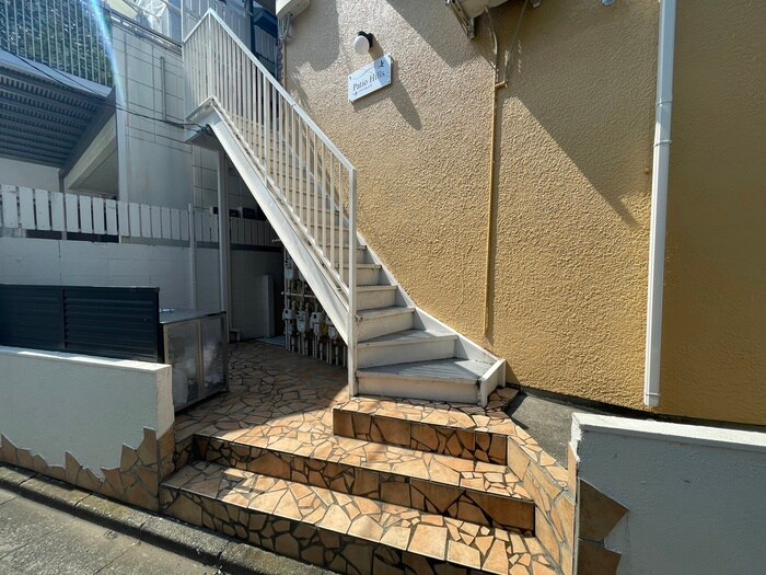 物件外観写真2　(エントランス部分)