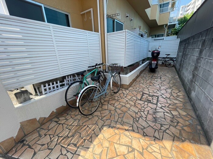 物件外観写真3　(駐輪場)