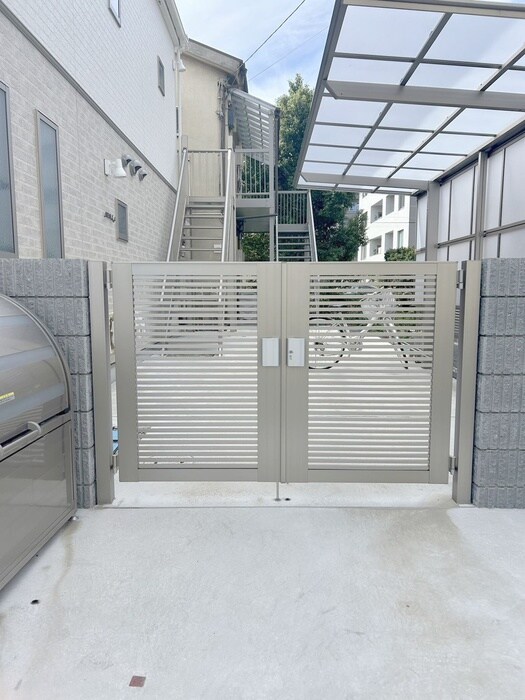 物件外観写真3　(エントランス部分)