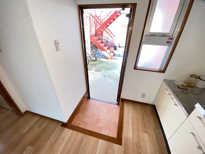 物件内観写真16　(玄関)