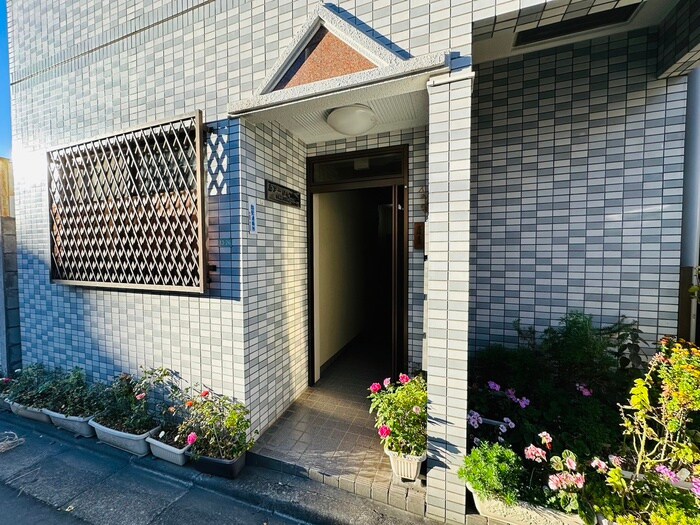 物件外観写真2　(エントランス部分)