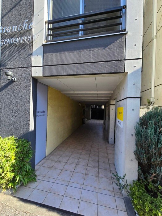 物件外観写真5　(エントランス部分)