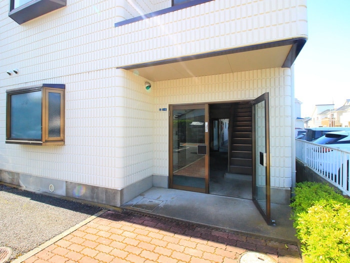 物件外観写真2　(エントランス部分)