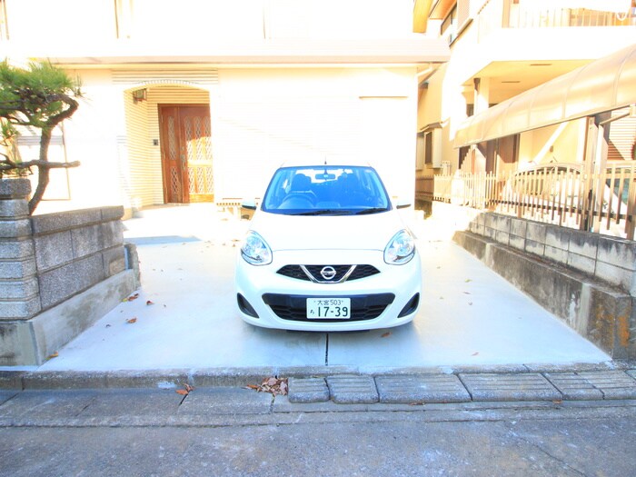 物件外観写真3　(駐車場)