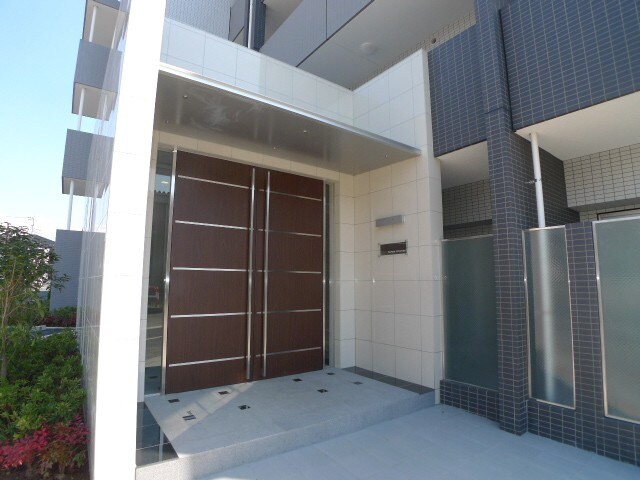 物件外観写真2　(エントランス部分)