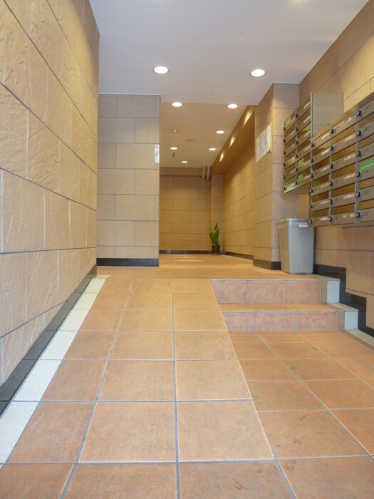 物件外観写真6　(エントランス部分)