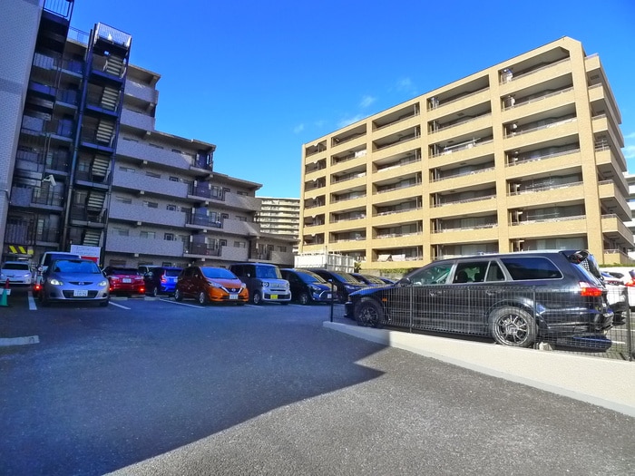 物件外観写真4　(駐車場)