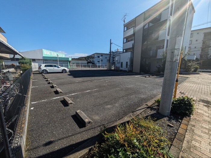 物件外観写真4　(駐車場)