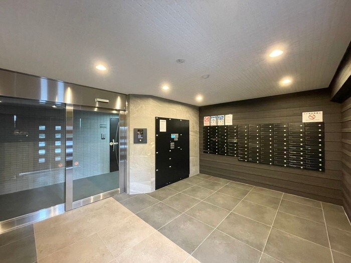 物件外観写真2　(エントランス部分)