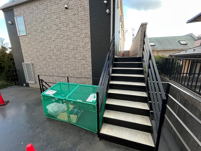 物件外観写真2　(エントランス部分)