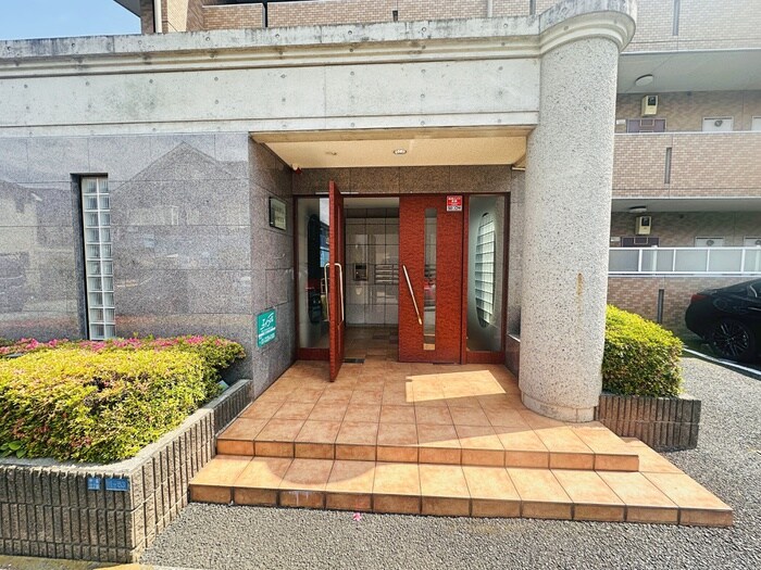 物件外観写真2　(エントランス部分)