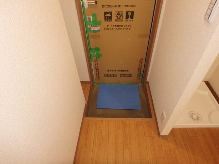 物件内観写真13　(玄関)