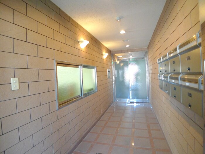 物件外観写真4　(エントランス部分)