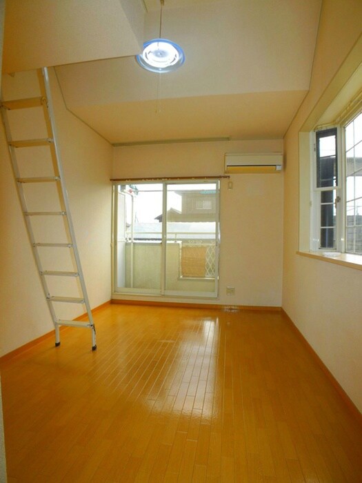 物件内観写真7　(室内からの展望)