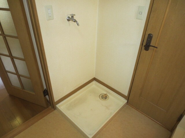 物件内観写真15　(洗濯機置場)