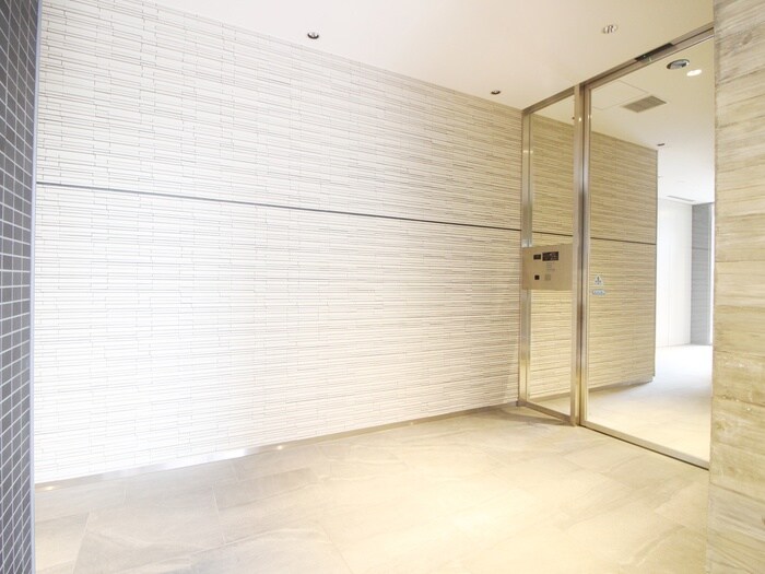 物件外観写真2　(エントランス部分)