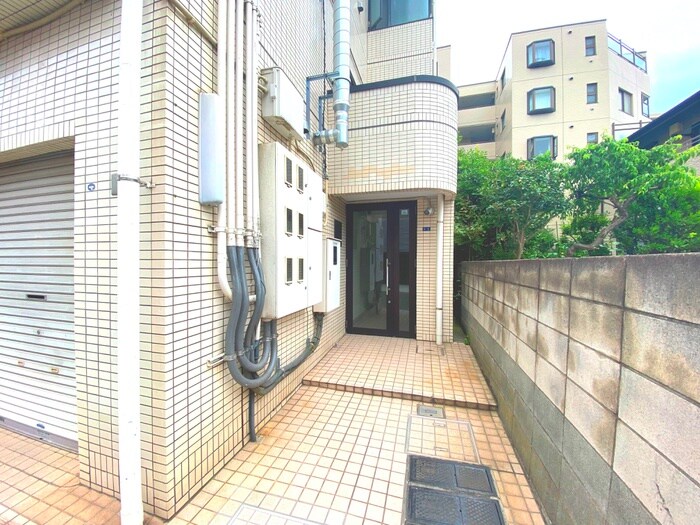 物件外観写真4　(エントランス部分)