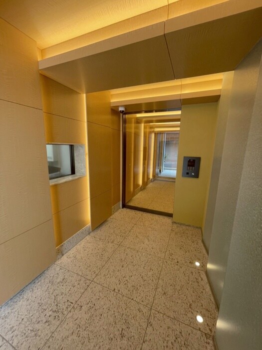 物件外観写真4　(エントランス部分)