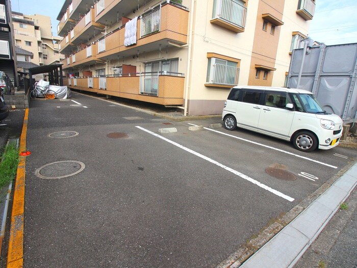 物件外観写真4　(駐車場)