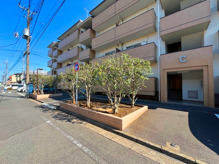 物件外観写真6　(エントランス部分)