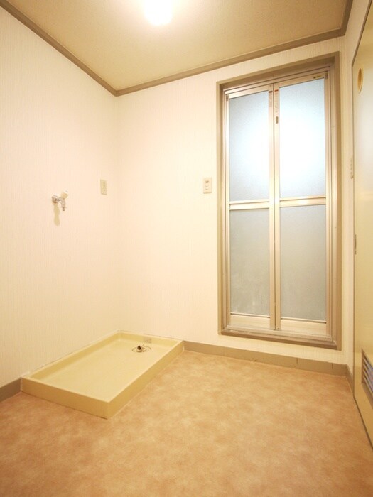 物件内観写真16　(洗濯機置場)