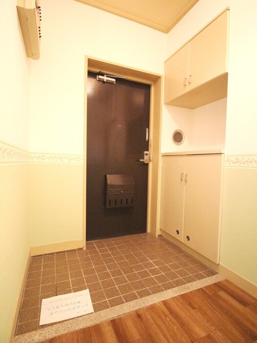 物件内観写真18　(玄関)