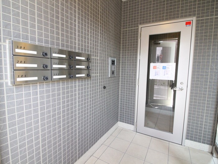 物件外観写真5　(エントランス部分)