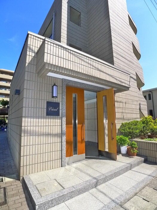 物件外観写真2　(エントランス部分)