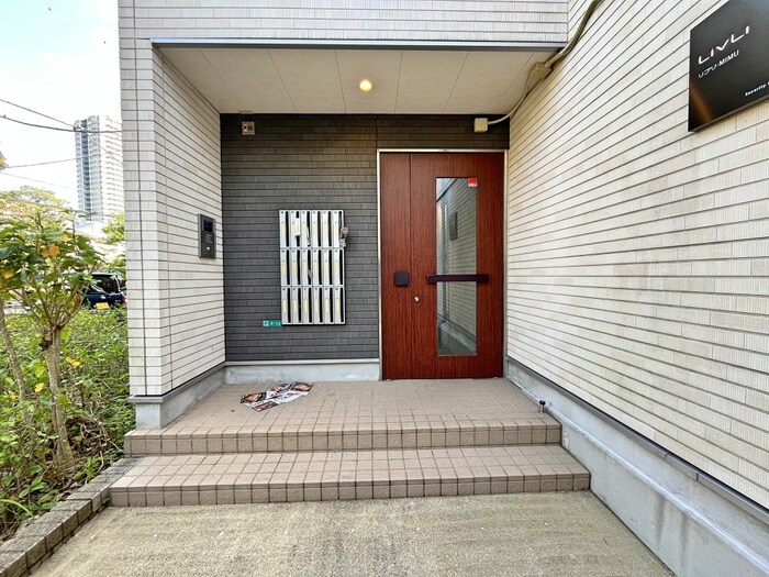 物件外観写真2　(エントランス部分)